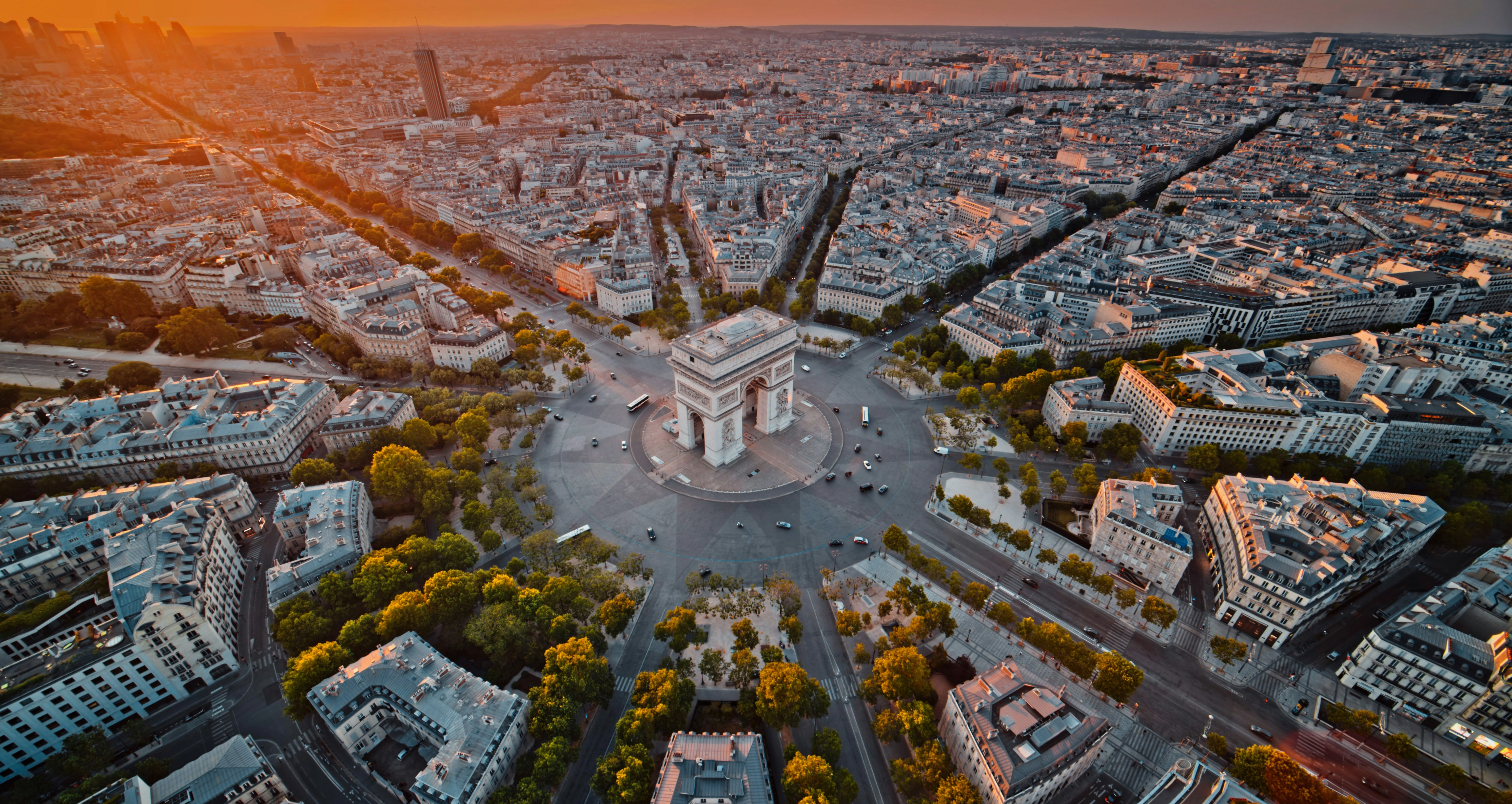 An areal view of the Arc de Triomphe and the roads leading off of it.